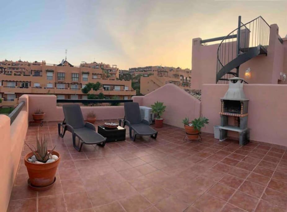 Penthouse Paradiso: 2Br Oasis In Casares Del Sol Eksteriør bilde