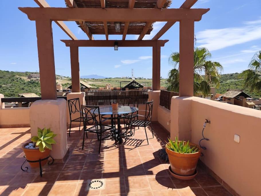 Penthouse Paradiso: 2Br Oasis In Casares Del Sol Eksteriør bilde