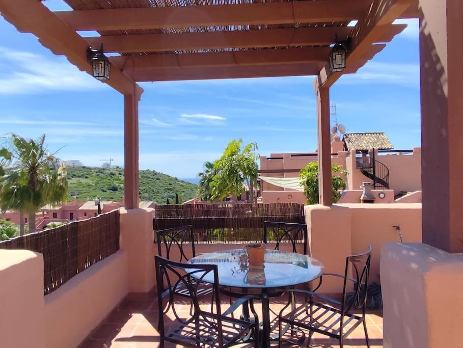 Penthouse Paradiso: 2Br Oasis In Casares Del Sol Eksteriør bilde