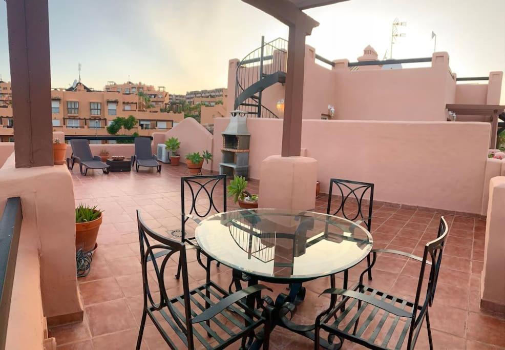 Penthouse Paradiso: 2Br Oasis In Casares Del Sol Eksteriør bilde